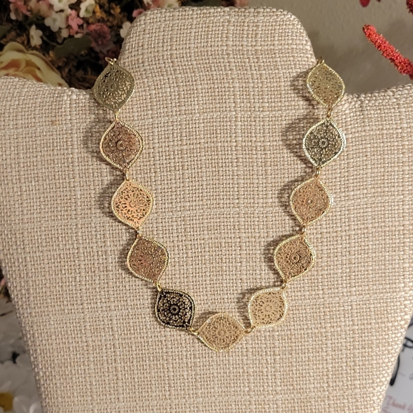 EXPRESS gold Filigree earrings like new. - Picture 5 of 8